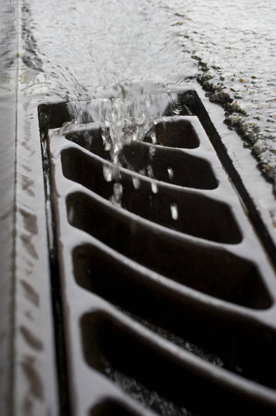 无人,竖图,俯视,室外,特写,白天,水,金属制品,飞溅,溅,金属,盖子,液体,水滴,井盖,水珠,喷洒,下降,降落,窨井盖,降低,下跌,下落,彩图,高角度拍摄