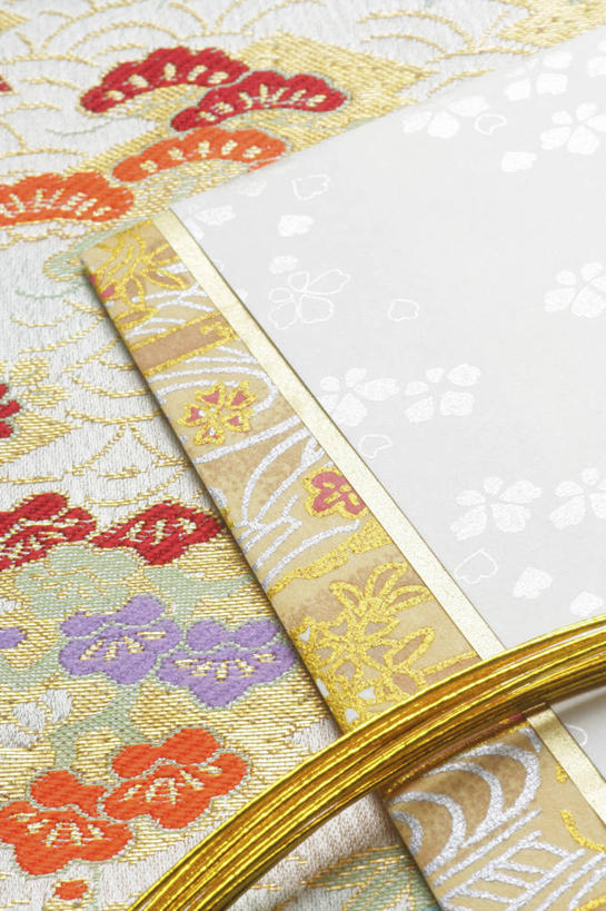 无人,竖图,俯视,室内,特写,白天,静物,阴影,花纹,节日,庆祝,装饰,反射,布,布料,图案,信封,影子,布纹,文化,庆典,纪念,华丽,修饰,布匹,点缀,衬托,美观,雅致,雅观,织锦,彩图,高角度拍摄,锦缎,染织,丝织物,织锦缎,日本新年