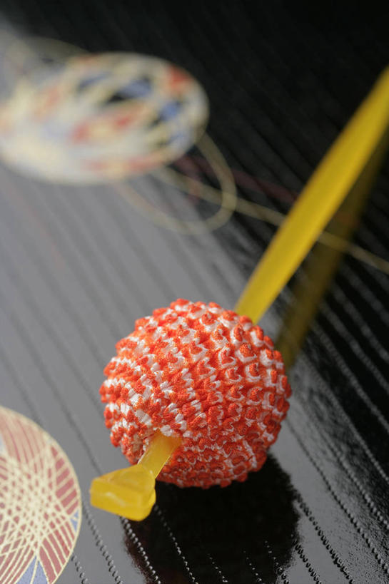 无人,竖图,俯视,室内,特写,白天,静物,阴影,节日,庆祝,装饰,反射,影子,文化,球,庆典,摄影,影棚,纪念,华丽,修饰,点缀,衬托,美观,雅致,雅观,彩图,高角度拍摄,影棚拍摄,拍摄,日本新年