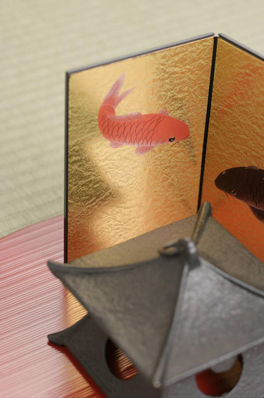 游泳,无人,竖图,俯视,室内,特写,白天,家具,屏风,鲤鱼,静物,照明,一条,阴影,节日,庆祝,反射,光线,鱼,灯笼,影子,灯光,注视,文化,水产,鱼类,灯具,观察,看,庆典,摄影,影棚,观看,纪念,协调,照亮,察看,遮挡,照明设备,关注,水生动物,分隔,水生物,泅水,美化,拍浮,鲤子,鲤拐子,彩图,高角度拍摄,全身,影棚拍摄,拍摄,日本新年,石灯笼,淡水生物,河鲜