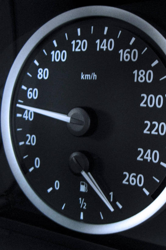 无人,竖图,室内,特写,白天,正面,汽车,静物,一辆,圆形,标志,数字,图形,文字,圆,字符,指针,几何,标识,车,交通工具,轿车,阿拉伯数字,数学,载具,仪表盘,仪表,彩图,几何图形,平面图形,车速表