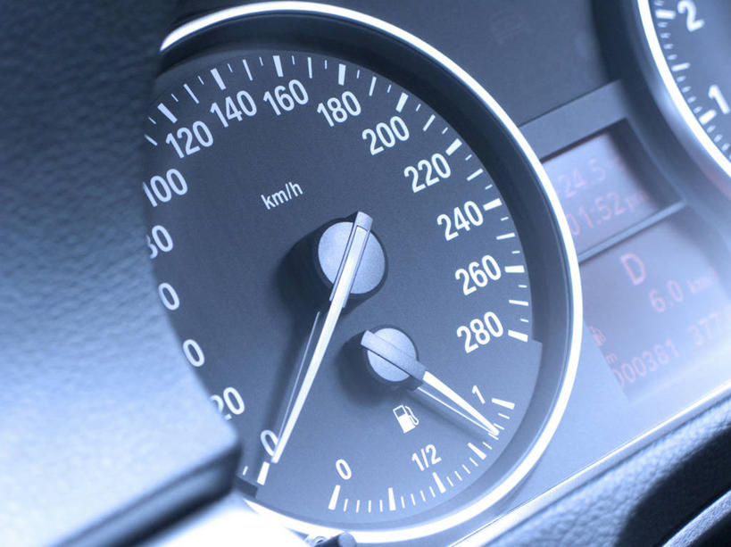 无人,横图,室内,特写,白天,正面,汽车,静物,一辆,圆形,标志,数字,图形,文字,圆,字符,指针,几何,标识,车,交通工具,轿车,阿拉伯数字,数学,载具,仪表盘,仪表,彩图,几何图形,平面图形,车速表