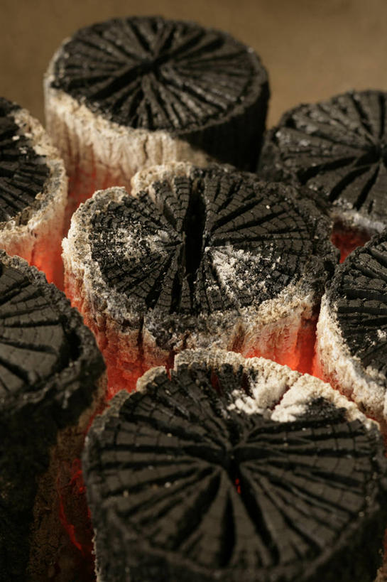 无人,竖图,俯视,室内,特写,白天,热情,静物,火,许多,环绕,围绕,圆形,火焰,图形,圆,很多,几何,燃烧,环抱,木炭,黑色,能源,燃料,数学,能量,萦绕,煤矿,矿业,化石燃料,柴炭,彩图,高角度拍摄,几何图形,平面图形