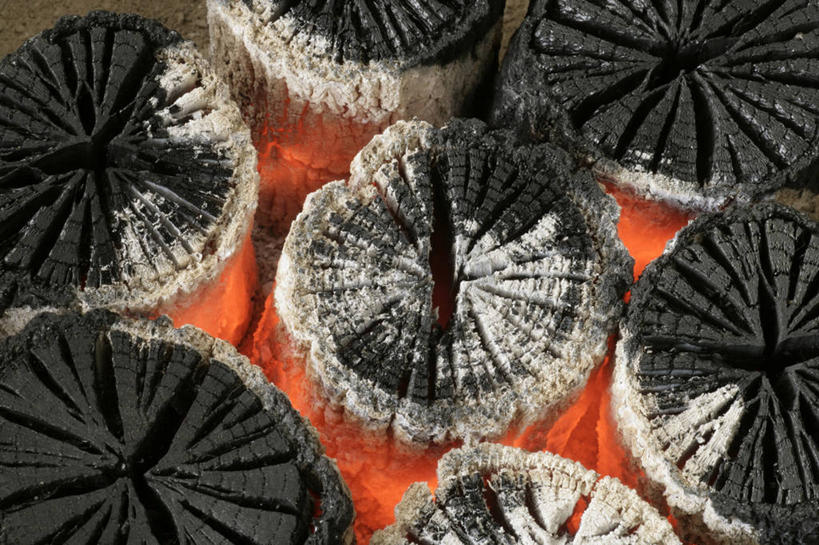 无人,横图,俯视,室内,特写,白天,热情,静物,火,许多,环绕,围绕,圆形,火焰,图形,圆,很多,几何,燃烧,环抱,木炭,黑色,能源,燃料,数学,能量,萦绕,煤矿,矿业,化石燃料,柴炭,彩图,高角度拍摄,几何图形,平面图形