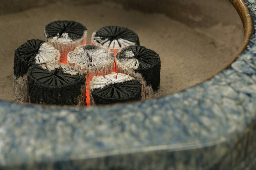 无人,横图,俯视,室内,特写,白天,热情,静物,火,许多,环绕,围绕,圆形,火焰,图形,圆,很多,几何,燃烧,环抱,木炭,黑色,能源,燃料,数学,能量,萦绕,煤矿,矿业,化石燃料,柴炭,彩图,高角度拍摄,几何图形,平面图形