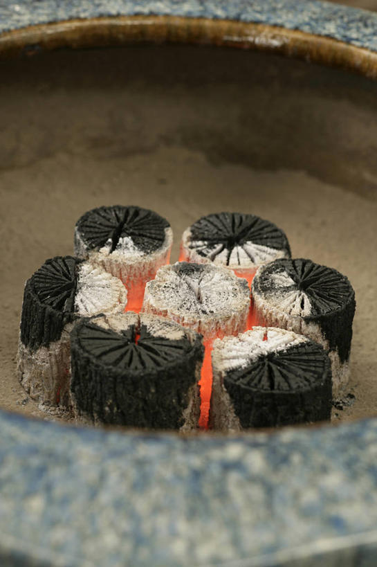 无人,竖图,俯视,室内,特写,白天,热情,静物,火,许多,环绕,围绕,圆形,火焰,图形,圆,很多,几何,燃烧,环抱,木炭,黑色,能源,燃料,数学,能量,萦绕,煤矿,矿业,化石燃料,柴炭,彩图,高角度拍摄,几何图形,平面图形