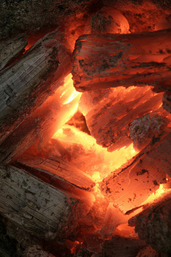 无人,竖图,俯视,室内,特写,白天,热情,静物,火,一堆,许多,堆叠,堆积,火焰,很多,燃烧,木炭,灰色,能源,堆,燃料,能量,煤矿,矿业,化石燃料,柴炭,彩图,高角度拍摄