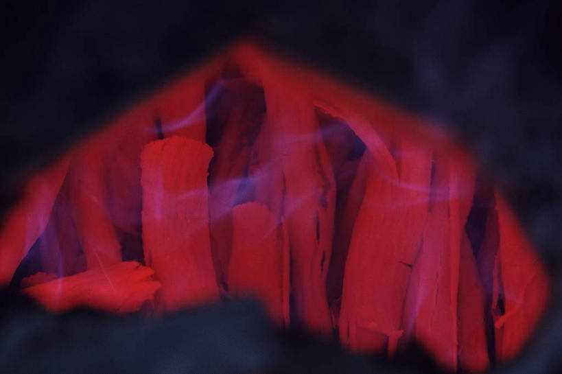 无人,横图,室内,特写,白天,正面,热情,静物,火,一堆,堆叠,堆积,火焰,木材,燃烧,木柴,红色,橙色,木料,堆,篝火,彩图,营火