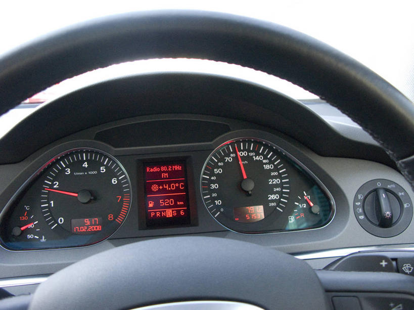 无人,横图,室内,特写,白天,正面,汽车,静物,一辆,圆形,标志,数字,图形,文字,圆,字符,指针,几何,标识,车,交通工具,轿车,阿拉伯数字,数学,载具,仪表盘,仪表,彩图,几何图形,平面图形,车速表