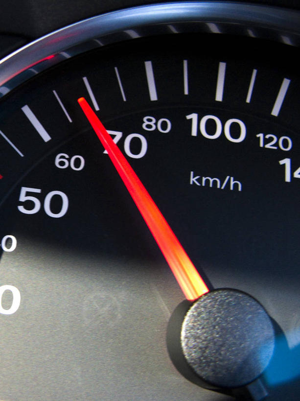 无人,竖图,室内,特写,白天,正面,汽车,静物,一辆,圆形,标志,数字,图形,文字,圆,字符,指针,几何,标识,车,交通工具,轿车,阿拉伯数字,数学,载具,仪表盘,仪表,彩图,几何图形,平面图形,车速表