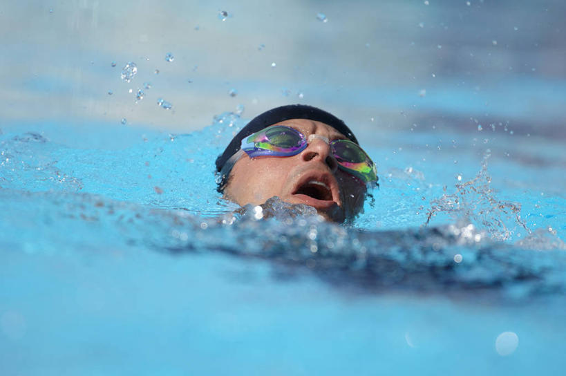 仰泳,游泳,西方人,脸,头,脸颊,一个人,运动员,体育馆,游泳池,横图,室外,特写,白天,正面,锻炼,旅游,度假,运动,水,帽子,欧洲,欧洲人,仅一个男性,仅一个人,阴影,飞溅,泳帽,溅,光线,眼镜,液体,影子,泳镜,水池,水滴,水面,注视,娱乐,泳池,水珠,仅一个年轻男性,蓝色,阳光,游泳眼镜,观察,看,张嘴,享受,休闲,放松,观看,察看,游泳馆,关注,喷洒,室外运动,游泳帽,户外运动,游泳运动员,张大嘴巴,泅水,拍浮,男人,男性,年轻男性,白种人,头部,脸部,脸蛋,面部,张开嘴,体育运动员,运动选手,半身,彩图,健身,背泳