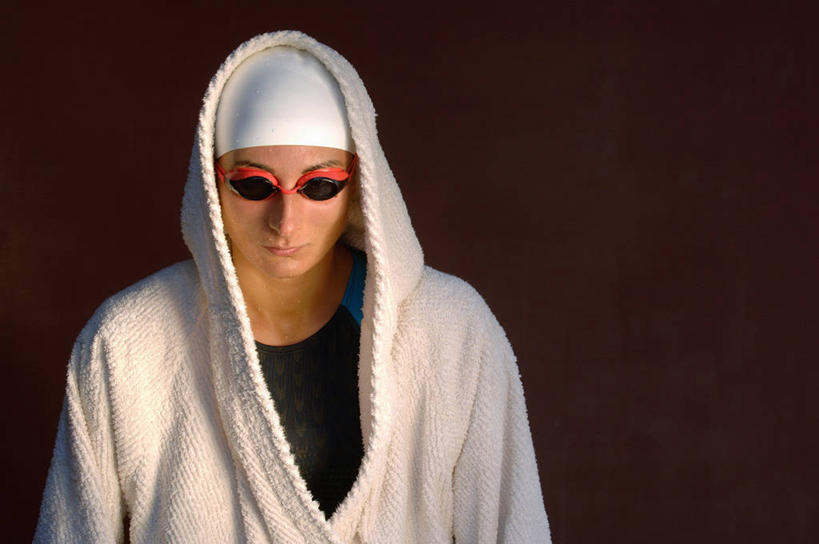 西方人,一个人,运动员,站,横图,室内,白天,正面,泳装,浴袍,帽子,欧洲,欧洲人,仅一个年轻女性,仅一个女性,仅一个人,一副,红色背景,服装,泳帽,眼镜,泳镜,注视,衣服,蓝色,白色,游泳眼镜,观察,看,站着,摄影,服饰,影棚,观看,察看,衣着,穿着,关注,游泳帽,游泳运动员,连体泳衣,衣饰,年轻女性,女人,女性,白种人,体育运动员,运动选手,站立,半身,彩图,影棚拍摄,汤帷子,泳衣,浴衣,拍摄