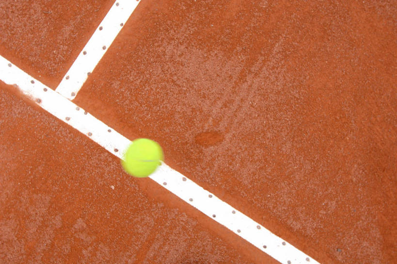 无人,横图,俯视,室内,特写,白天,网球,静物,球场,网球场,网球装备,运动器械,场地,一个,黄色,健身器械,单个,健身器材,网球运动,彩图,高角度拍摄,网球场地,红土场,软性球场,运动器材