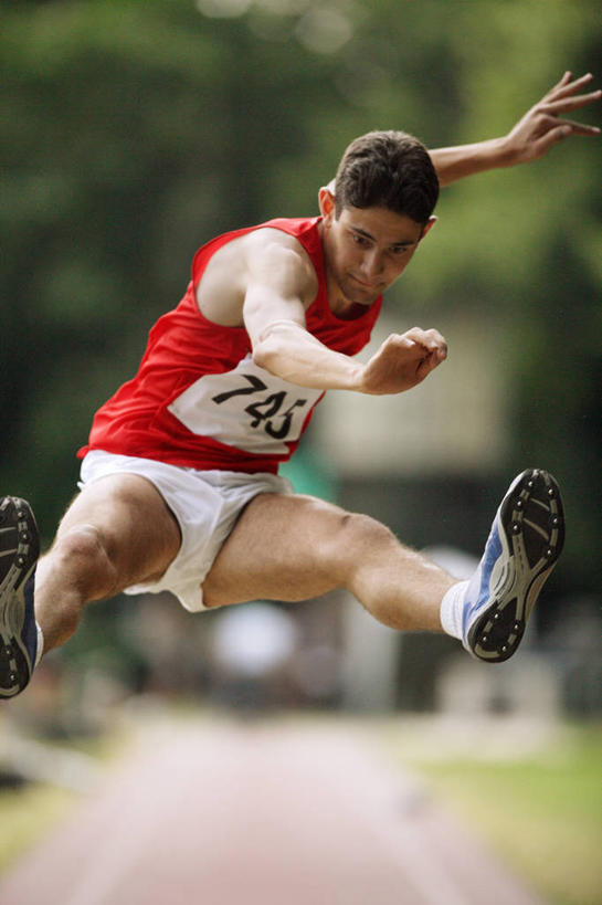 西方人,一个人,运动员,跳,竖图,室外,白天,正面,运动服,运动鞋,锻炼,快乐,比赛,运动,竞争,跳远,植物,鞋子,欧洲,欧洲人,仅一个男性,仅一个人,阴影,服装,朦胧,模糊,光线,标志,数字,文字,影子,字符,田径,半空,注视,娱乐,标识,树,树木,仅一个年轻男性,衣服,红色,绿色,阳光,自然,观察,看,休闲,阿拉伯数字,服饰,生长,成长,观看,张开双腿,休闲鞋,察看,体育运动,衣着,穿着,关注,田径运动,衣饰,展开双腿,体育,男人,男性,年轻男性,白种人,体育运动员,运动选手,跳跃,半身,彩图,健身,急行跳远,伸展双腿,运动装