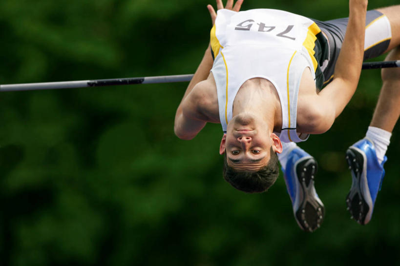 西方人,一个人,运动员,跳,横图,室外,白天,正面,运动服,运动鞋,锻炼,运动,跳高,植物,鞋子,欧洲,欧洲人,仅一个男性,仅一个人,弯腰,阴影,服装,朦胧,模糊,光线,影子,半空,注视,树,树木,仅一个年轻男性,衣服,绿色,阳光,自然,观察,看,服饰,生长,成长,观看,休闲鞋,察看,衣着,穿着,关注,弯身,衣饰,横杆,体育,跳高运动,男人,男性,年轻男性,白种人,体育运动员,运动选手,跳跃,半身,彩图,健身,运动装