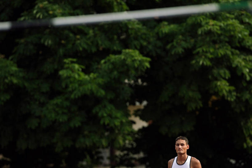 西方人,一个人,运动员,站,横图,室外,白天,正面,运动服,锻炼,运动,跳高,植物,欧洲,欧洲人,仅一个男性,仅一个人,阴影,服装,朦胧,模糊,光线,影子,注视,树,树木,仅一个年轻男性,衣服,绿色,阳光,自然,观察,看,站着,服饰,生长,成长,观看,察看,衣着,穿着,关注,衣饰,横杆,体育,跳高运动,男人,男性,年轻男性,白种人,体育运动员,运动选手,站立,半身,彩图,健身,运动装