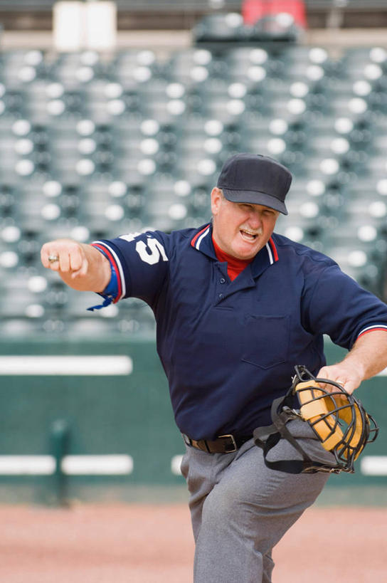 西方人,一个人,体育馆,运动场,站,竖图,室外,白天,正面,运动服,帽子,欧洲,欧洲人,仅一个男性,仅一个人,裁判,握,阴影,服装,光线,棒球场,标志,数字,头盔,文字,影子,字符,球场,看台,注视,标识,场地,体育场,运动帽,座位,仅一个年轻男性,衣服,阳光,安全帽,观察,看,握拳,站着,鸭舌帽,握着,阿拉伯数字,服饰,观看,察看,衣着,穿着,关注,运动馆,衣饰,裁判员,评判员,坐位,男人,男性,年轻男性,白种人,站立,半身,彩图,领导者,组织者,运动装