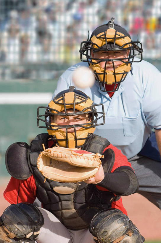 西方人,两个人,伙伴,朋友,运动员,棒球运动员,蹲,竖图,室外,白天,正面,运动服,友谊,安全,合作,团队,棒球,垒球,帽子,欧洲,欧洲人,阴影,服装,朦胧,模糊,光线,棒球场,棒球手套,头盔,影子,球场,看台,防护,注视,场地,座位,球,衣服,阳光,安全帽,手套,观察,看,战略,服饰,观看,保护,察看,衣着,穿着,关注,保险,棒球球员,保全,周全,安稳,安定,联合,合谋,衣饰,坐位,配合,平安,协作,男人,男性,年轻男性,白种人,体育运动员,运动选手,蹲着,半身,彩图,运动装