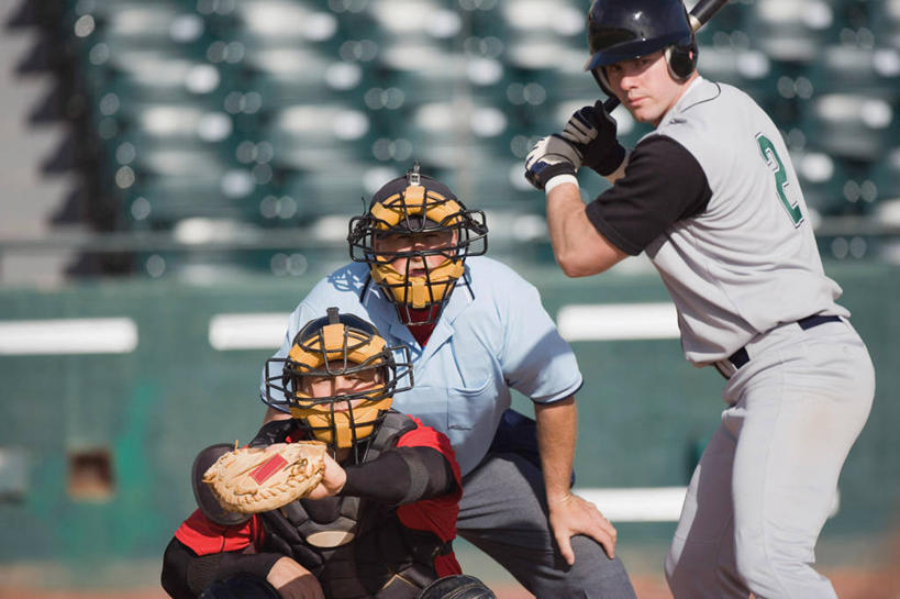 西方人,三个人,伙伴,朋友,运动员,棒球运动员,站,蹲,横图,室外,白天,正面,运动服,友谊,安全,合作,团队,棒球,垒球,帽子,欧洲,欧洲人,阴影,服装,朦胧,模糊,光线,棒球场,棒球手套,头盔,影子,球场,看台,防护,注视,场地,座位,球,衣服,阳光,安全帽,手套,观察,看,站着,战略,服饰,观看,舞动,保护,察看,挥舞,衣着,穿着,关注,保险,棒球球员,保全,周全,安稳,安定,联合,合谋,衣饰,坐位,配合,平安,协作,男人,男性,年轻男性,白种人,体育运动员,运动选手,蹲着,站立,半身,彩图,运动装