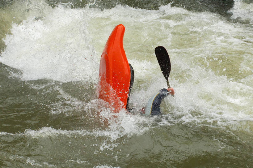 皮划艇,西方人,一个人,横图,室外,白天,侧面,运动服,锻炼,旅游,度假,运动,摔跤,河流,水,船,帽子,欧洲,欧洲人,仅一个男性,仅一个人,一艘,握,阴影,飞溅,服装,溅,光线,船桨,头盔,液体,影子,河水,水滴,水流,娱乐,水珠,仅一个年轻男性,衣服,阳光,安全帽,交通工具,享受,休闲,橙色,放松,握着,服饰,摔倒,衣着,穿着,喷洒,意外,载具,室外运动,户外运动,事故,一顶,衣饰,男人,男性,年轻男性,白种人,彩图,全身,健身,运动装