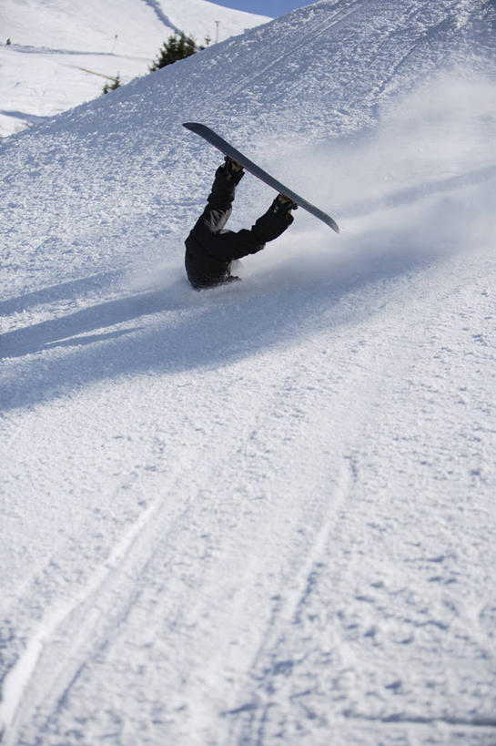 西方人,一个人,运动员,竖图,室外,白天,侧面,锻炼,旅游,度假,运动,摔跤,山,雪,雪山,大雪,欧洲,欧洲人,仅一个男性,仅一个人,仅一个中年男性,阴影,裤子,光线,工具,器材,影子,冰,积雪,山峰,雪景,冬季,冬天,山峦,娱乐,运动器械,运动裤,阳光,享受,休闲,器械,健身器械,放松,寒冷,滑雪板,摔倒,冰冷,意外,室外运动,健身器材,户外运动,滑雪装备,事故,严寒,辅助设备,冰凉,酷寒,凛冽,凛凛,极冷,男人,男性,中年男性,白种人,体育运动员,运动选手,彩图,全身,健身,运动器材