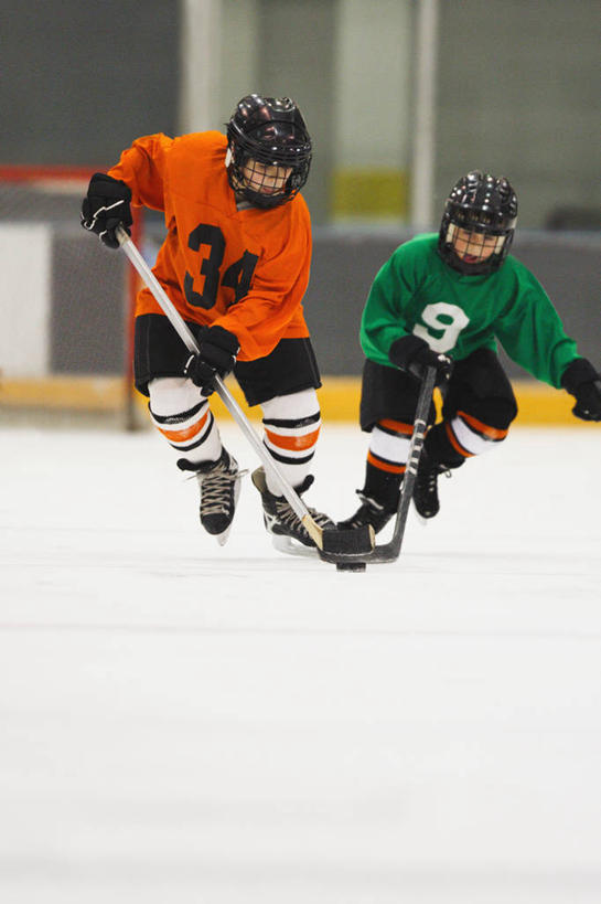 西方人,儿童,两个人,运动员,体育馆,运动场,竖图,室内,白天,正面,运动服,锻炼,快乐,纯洁,安全,比赛,运动,竞争,曲棍球,帽子,欧洲,欧洲人,弯腰,握,阴影,服装,反射,标志,数字,头盔,文字,影子,字符,冰,防护,旱冰鞋,溜冰鞋,冰球,冰上曲棍球,注视,娱乐,标识,运动器械,体育场,小孩,衣服,安全帽,手套,浮冰,低头,观察,看,休闲,健身器械,寒冷,可爱,童年,童趣,抢夺,握着,阿拉伯数字,服饰,观看,保护,察看,冰冷,体育运动,衣着,穿着,关注,保险,健身器材,滑冰鞋,童真,烂漫,无邪,保全,周全,安稳,安定,弯身,运动馆,防护手套,严寒,冰凉,酷寒,凛冽,凛凛,极冷,流冰,浮冰块,衣饰,班迪球,平安,体育,天真,溜冰,曲棍球比赛,曲棍球赛,曲棍球运动,男孩,男人,男性,白种人,体育运动员,运动选手,彩图,全身,健身,冰刀鞋,运动器材,男生,运动装