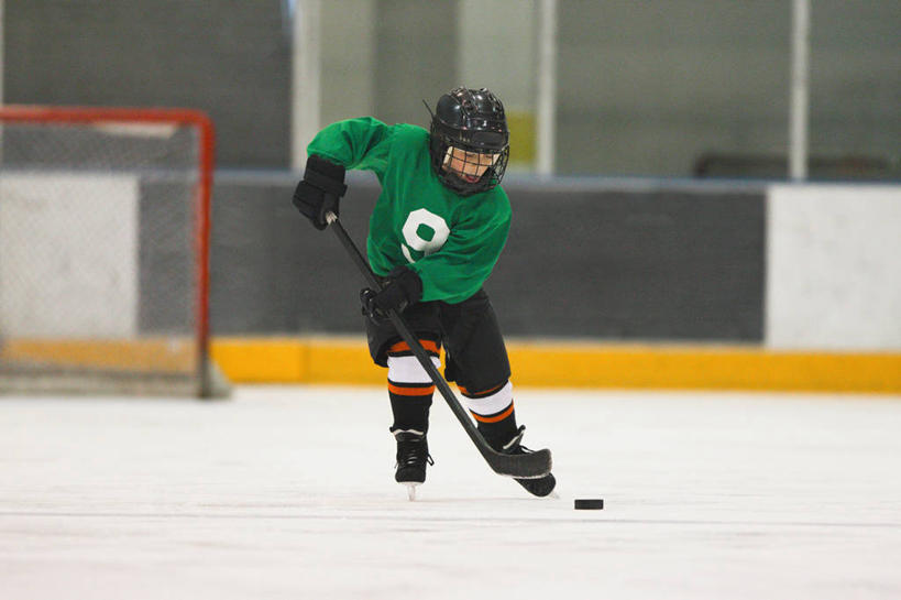 西方人,儿童,一个人,运动员,体育馆,运动场,横图,室内,白天,正面,运动服,锻炼,快乐,纯洁,安全,比赛,运动,竞争,曲棍球,帽子,欧洲,欧洲人,仅一个男性,仅一个人,握,阴影,服装,朦胧,模糊,反射,标志,数字,头盔,文字,影子,字符,冰,防护,旱冰鞋,溜冰鞋,球棒,冰球,冰上曲棍球,注视,娱乐,标识,运动器械,体育场,小孩,衣服,绿色,安全帽,手套,浮冰,低头,观察,看,仅一个小孩,休闲,健身器械,寒冷,可爱,童年,童趣,握着,阿拉伯数字,服饰,观看,保护,察看,冰冷,体育运动,衣着,穿着,关注,保险,健身器材,滑冰鞋,童真,烂漫,无邪,保全,周全,安稳,安定,运动馆,防护手套,严寒,冰凉,酷寒,凛冽,凛凛,极冷,流冰,浮冰块,垂头,衣饰,班迪球,冰球棒,平安,体育,天真,溜冰,曲棍球比赛,曲棍球赛,男孩,男人,男性,白种人,孩子,体育运动员,运动选手,彩图,全身,健身,冰刀鞋,运动器材,男生,运动装