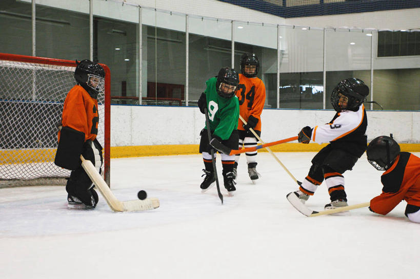 西方人,儿童,伙伴,朋友,运动员,体育馆,运动场,横图,室内,白天,正面,运动服,锻炼,快乐,友谊,安全,比赛,运动,合作,团队,竞争,曲棍球,帽子,欧洲,欧洲人,五个人,握,阴影,服装,反射,标志,数字,头盔,文字,影子,字符,冰,防护,旱冰鞋,溜冰鞋,球棒,冰球,冰上曲棍球,许多人,注视,娱乐,标识,运动器械,体育场,小孩,衣服,安全帽,手套,浮冰,低头,观察,看,一群人,休闲,健身器械,寒冷,战略,抢夺,握着,阿拉伯数字,服饰,观看,保护,摔倒,察看,冰冷,体育运动,衣着,穿着,关注,保险,健身器材,滑冰鞋,保全,周全,安稳,安定,联合,合谋,运动馆,防护手套,严寒,冰凉,酷寒,凛冽,凛凛,极冷,流冰,浮冰块,衣饰,班迪球,冰球棒,配合,平安,体育,协作,溜冰,曲棍球比赛,曲棍球赛,男孩,男人,男性,白种人,体育运动员,运动选手,半身,彩图,健身,冰刀鞋,运动器材,男生,运动装