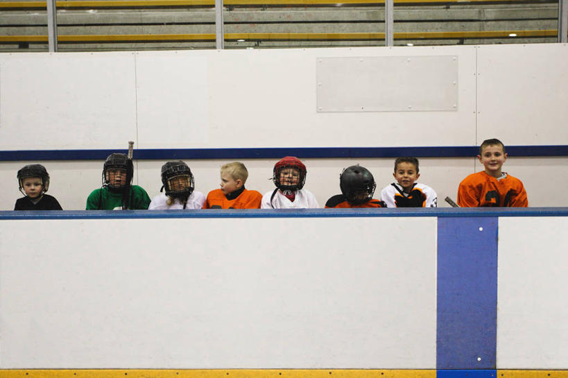 西方人,儿童,伙伴,朋友,运动员,体育馆,运动场,站,笑,微笑,横图,室内,白天,正面,运动服,友谊,安全,合作,团队,曲棍球,帽子,欧洲,欧洲人,一排,握,阴影,服装,整齐,反射,标志,数字,头盔,文字,影子,字符,冰,防护,冰球,冰上曲棍球,许多人,注视,标识,运动器械,体育场,排列,小孩,衣服,安全帽,手套,浮冰,观察,看,站着,一群人,健身器械,寒冷,战略,握着,阿拉伯数字,服饰,观看,保护,察看,冰冷,衣着,穿着,队列,关注,保险,健身器材,保全,周全,安稳,安定,联合,合谋,运动馆,防护手套,严寒,冰凉,酷寒,凛冽,凛凛,极冷,流冰,浮冰块,衣饰,班迪球,配合,平安,协作,曲棍球运动,男孩,男人,男性,白种人,体育运动员,运动选手,站立,半身,彩图,运动器材,男生,运动装