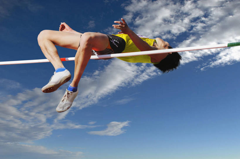 东方人,一个人,运动员,栏杆,跳,横图,室外,白天,仰视,运动服,运动鞋,锻炼,运动,跳高,鞋子,亚洲,仅一个男性,仅一个人,阴影,服装,光线,影子,云,云朵,围栏,半空,云彩,黄种人,护栏,仅一个年轻男性,衣服,黄色,蓝色,白云,蓝天,天空,阳光,天,服饰,晴朗,休闲鞋,衣着,穿着,衣饰,横杆,体育,跳高运动,男人,男性,年轻男性,亚洲人,晴空,体育运动员,运动选手,抬头,跳跃,仰头,彩图,低角度拍摄,全身,健身,运动装