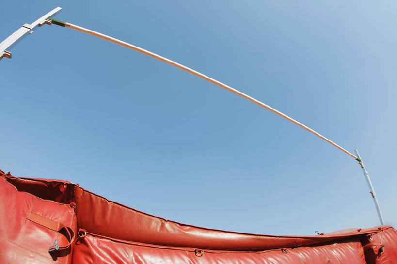 无人,体育馆,栏杆,运动场,横图,室外,白天,仰视,锻炼,运动,跳高,阴影,光线,影子,围栏,体育场,护栏,蓝色,蓝天,天空,阳光,天,晴朗,万里无云,运动馆,横杆,体育,跳高运动,晴空,晴空万里,彩图,低角度拍摄,健身