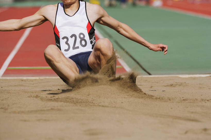 一个人,运动员,体育馆,运动场,跳,横图,室外,白天,正面,运动服,锻炼,快乐,比赛,运动,竞争,跳远,仅一个男性,仅一个人,阴影,飞溅,服装,溅,光线,标志,数字,文字,影子,字符,泥土,田径,土壤,娱乐,标识,体育场,仅一个年轻男性,衣服,阳光,休闲,阿拉伯数字,服饰,田径场,体育运动,衣着,穿着,喷洒,田径运动,运动馆,衣饰,体育,男人,男性,年轻男性,体育运动员,运动选手,跳跃,半身,彩图,健身,急行跳远,运动装