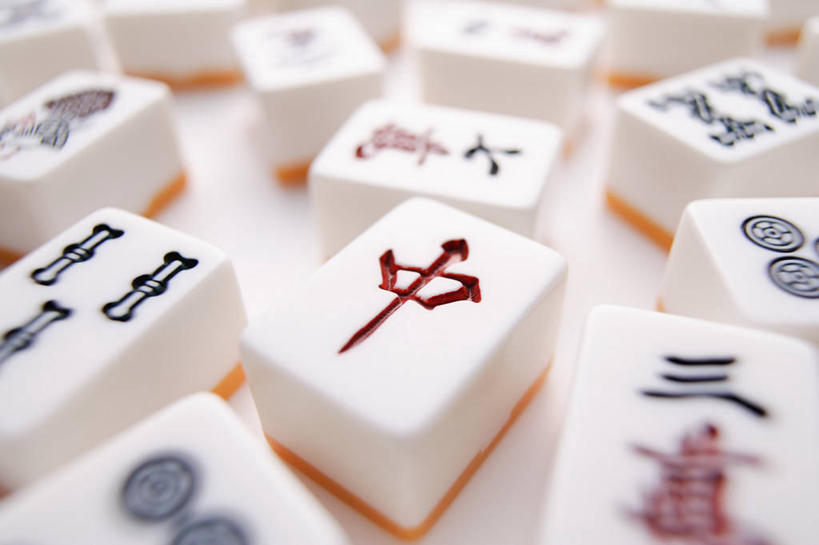 无人,横图,俯视,室内,特写,白天,游戏,赌博,贪欲,竞争,静物,玩具,许多,绿色背景,阴影,反射,影子,很多,玩,娱乐,饼,刺激,花,排列,麻将,休闲,摄影,影棚,活动,筒,发泄,消遣,智力,赌具,投机,侥幸,欲望,宣泄,摆列,玩耍,嬉戏,彩图,高角度拍摄,影棚拍摄,拍摄,风牌,红中,箭牌,万,万冠,万贯,万子,万子牌,万字,文钱,布列,分列,胜负,输赢