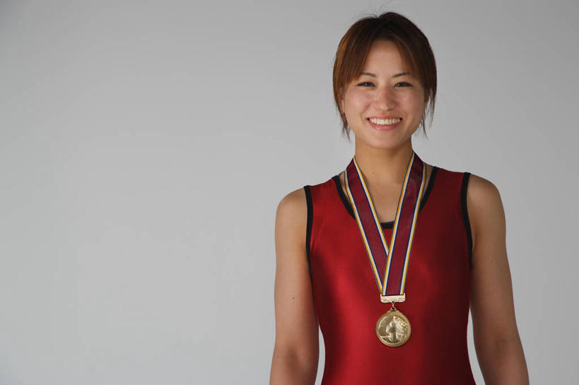 东方人,一个人,运动员,站,笑,微笑,露齿笑,横图,室内,白天,白色背景,正面,运动服,成功,胜利,亚洲,仅一个年轻女性,仅一个女性,仅一个人,服装,注视,黄种人,一个,衣服,红色,观察,看,站着,光彩,摄影,服饰,影棚,单个,观看,察看,衣着,穿着,关注,奖牌,金牌,荣誉,奖品,荣耀,衣饰,光荣,年轻女性,女人,女性,亚洲人,体育运动员,运动选手,站立,半身,彩图,影棚拍摄,拍摄,摔跤手,摔跤运动员,运动装
