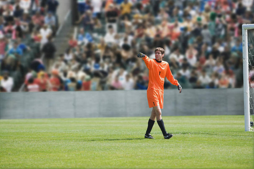 西方人,一个人,运动员,足球场,走,横图,室外,白天,正面,运动服,运动鞋,锻炼,快乐,安全,比赛,运动,竞争,草地,草坪,植物,鞋子,欧洲,欧洲人,仅一个男性,仅一个人,指,阴影,服装,裤子,朦胧,模糊,光线,球门,影子,看台,防护,足球鞋,足球运动员,扭头,注视,指点,娱乐,运动裤,座位,草,树,树木,仅一个年轻男性,衣服,绿色,阳光,自然,手套,观察,看,转头,休闲,橙色,服饰,生长,成长,观看,保护,察看,指向,体育运动,衣着,穿着,关注,保险,绿茵场,鞋钉,保全,周全,安稳,安定,防护手套,衣饰,坐位,平安,体育,男人,男性,年轻男性,白种人,体育运动员,运动选手,步行,走路,彩图,全身,健身,足球比赛场地,运动装