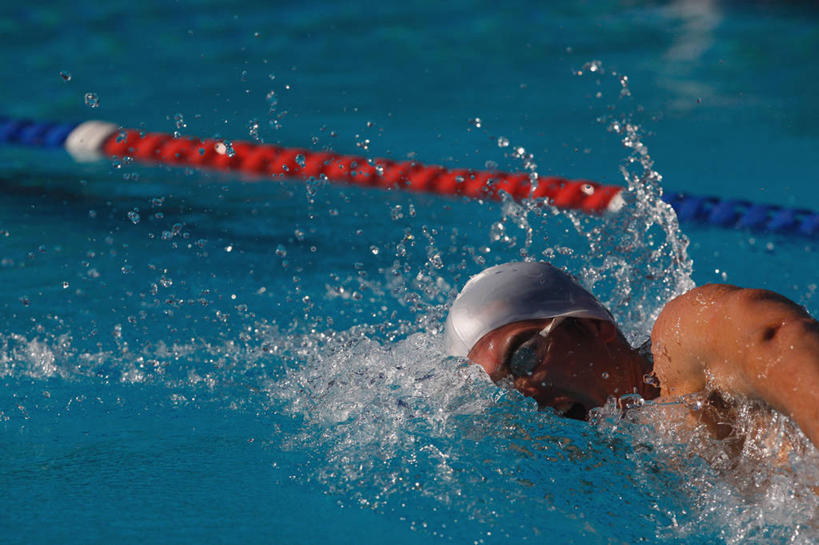 游泳,自由泳,西方人,一个人,运动员,体育馆,游泳池,横图,室外,白天,正面,锻炼,快乐,比赛,运动,竞争,水,帽子,欧洲,欧洲人,仅一个男性,仅一个人,一副,阴影,飞溅,泳帽,溅,光线,眼镜,液体,影子,泳镜,水池,水滴,水面,分界线,娱乐,泳池,裸露,水珠,仅一个年轻男性,阳光,游泳眼镜,休闲,游泳馆,体育运动,喷洒,游泳帽,裸,游泳运动员,泳道线,分道线,一顶,泅水,拍浮,泳池分割线,体育,男人,男性,年轻男性,白种人,体育运动员,运动选手,半身,彩图,健身,爬泳