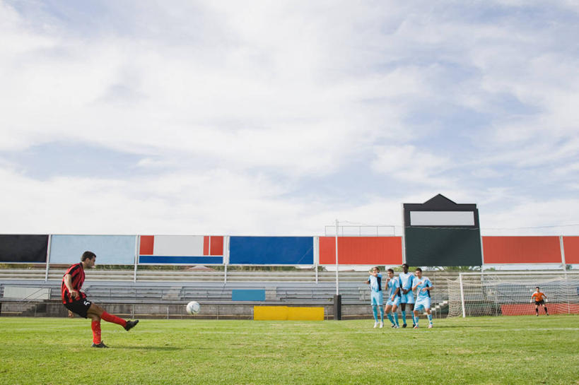 西方人,运动员,足球场,站,横图,室外,白天,正面,运动服,锻炼,快乐,安全,比赛,运动,竞争,足球,草地,草坪,植物,欧洲,非洲,黑人,欧洲人,踢,阴影,服装,光线,影子,云,云朵,看台,防护,足球装备,许多人,足球运动员,云彩,注视,娱乐,运动器械,座位,草,一个,衣服,蓝色,绿色,白云,蓝天,天空,阳光,天,观察,看,站着,一群人,休闲,健身器械,服饰,晴朗,单个,观看,保护,察看,体育运动,衣着,穿着,关注,保险,健身器材,绿茵场,保全,周全,安稳,安定,蹴鞠,衣饰,坐位,平安,体育,足球运动,男人,男性,年轻男性,中年男性,白种人,非洲人,晴空,体育运动员,运动选手,站立,彩图,全身,健身,足球比赛场地,运动器材,运动装