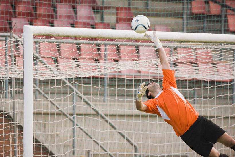 西方人,一个人,运动员,足球场,跳,横图,室外,白天,正面,运动服,锻炼,快乐,安全,比赛,运动,竞争,足球,草地,草坪,植物,欧洲,欧洲人,仅一个男性,仅一个人,阴影,服装,裤子,光线,影子,看台,防护,足球装备,半空,足球运动员,注视,娱乐,运动器械,袜子,运动裤,座位,草,仅一个年轻男性,一个,衣服,绿色,黑色,阳光,手套,观察,看,休闲,健身器械,服饰,单个,观看,长袜,保护,察看,体育运动,衣着,穿着,关注,保险,健身器材,绿茵场,长筒袜,保全,周全,安稳,安定,蹴鞠,防护手套,衣饰,拦截,坐位,长统袜,平安,体育,足球运动,男人,男性,年轻男性,白种人,体育运动员,运动选手,抬头,跳跃,仰头,半身,彩图,健身,足球比赛场地,运动器材,运动装