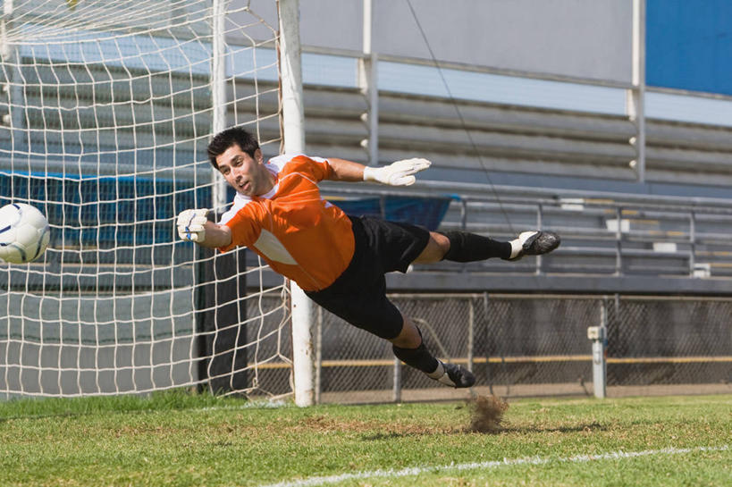 西方人,一个人,运动员,足球场,跳,横图,室外,白天,正面,运动服,运动鞋,锻炼,快乐,安全,比赛,运动,竞争,足球,草地,草坪,植物,鞋子,欧洲,欧洲人,仅一个男性,仅一个人,阴影,服装,裤子,光线,影子,看台,防护,足球鞋,足球装备,半空,足球运动员,注视,娱乐,运动器械,袜子,运动裤,座位,草,仅一个年轻男性,一个,衣服,绿色,黑色,阳光,手套,观察,看,休闲,健身器械,服饰,单个,观看,长袜,保护,察看,体育运动,衣着,穿着,关注,保险,健身器材,绿茵场,长筒袜,鞋钉,保全,周全,安稳,安定,蹴鞠,防护手套,衣饰,坐位,长统袜,平安,体育,足球运动,男人,男性,年轻男性,白种人,体育运动员,运动选手,跳跃,彩图,全身,健身,足球比赛场地,运动器材,运动装