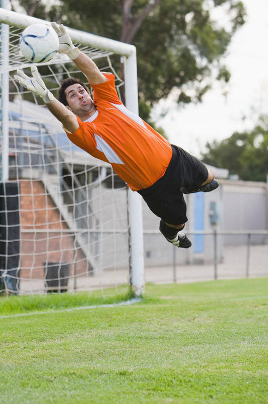 西方人,一个人,运动员,足球场,跳,举,竖图,室外,白天,正面,运动服,运动鞋,安全,足球,草地,草坪,植物,鞋子,欧洲,欧洲人,仅一个男性,仅一个人,阴影,服装,裤子,光线,影子,看台,防护,足球鞋,足球装备,半空,足球运动员,注视,运动器械,袜子,运动裤,座位,草,树,树木,仅一个年轻男性,一个,衣服,蓝色,绿色,黑色,蓝天,天空,阳光,自然,手套,天,观察,看,托,橙色,健身器械,服饰,生长,晴朗,单个,成长,观看,长袜,保护,察看,衣着,穿着,关注,保险,健身器材,绿茵场,长筒袜,鞋钉,万里无云,保全,周全,安稳,安定,蹴鞠,防护手套,衣饰,坐位,长统袜,平安,足球运动,男人,男性,年轻男性,白种人,晴空,晴空万里,体育运动员,运动选手,举起,举手,举着,跳跃,向上举,向上伸,向上托,彩图,全身,足球比赛场地,运动器材,运动装