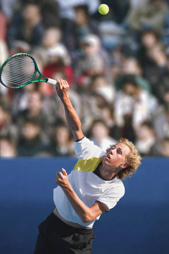 西方人,一个人,运动员,举,竖图,室外,白天,正面,运动服,锻炼,快乐,比赛,运动,竞争,网球,欧洲,欧洲人,仅一个男性,仅一个人,阴影,服装,朦胧,模糊,光线,网球拍,影子,球场,网球场,球拍,网球装备,网球运动员,注视,娱乐,运动器械,场地,仅一个年轻男性,一个,衣服,阳光,观察,看,托,休闲,健身器械,服饰,单个,观看,察看,体育运动,衣着,穿着,关注,健身器材,衣饰,体育,网球比赛,网球赛,网球运动,男人,男性,年轻男性,白种人,体育运动员,运动选手,举起,举手,举着,抬头,向上举,向上伸,向上托,仰头,半身,彩图,健身,网球场地,运动器材,运动装