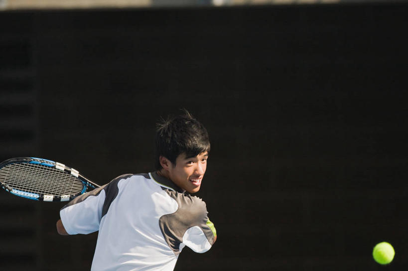 东方人,一个人,运动员,站,横图,室外,白天,运动服,锻炼,快乐,比赛,运动,竞争,网球,亚洲,仅一个男性,仅一个人,握,阴影,黑色背景,服装,光线,网球拍,影子,球拍,网球装备,网球运动员,扭头,注视,黄种人,娱乐,运动器械,仅一个年轻男性,一个,背面,衣服,阳光,观察,看,站着,转头,休闲,健身器械,握着,服饰,单个,观看,舞动,察看,挥舞,体育运动,衣着,穿着,关注,健身器材,衣饰,体育,网球比赛,网球赛,网球运动,男人,男性,年轻男性,亚洲人,体育运动员,运动选手,站立,半身,彩图,健身,运动器材,运动装