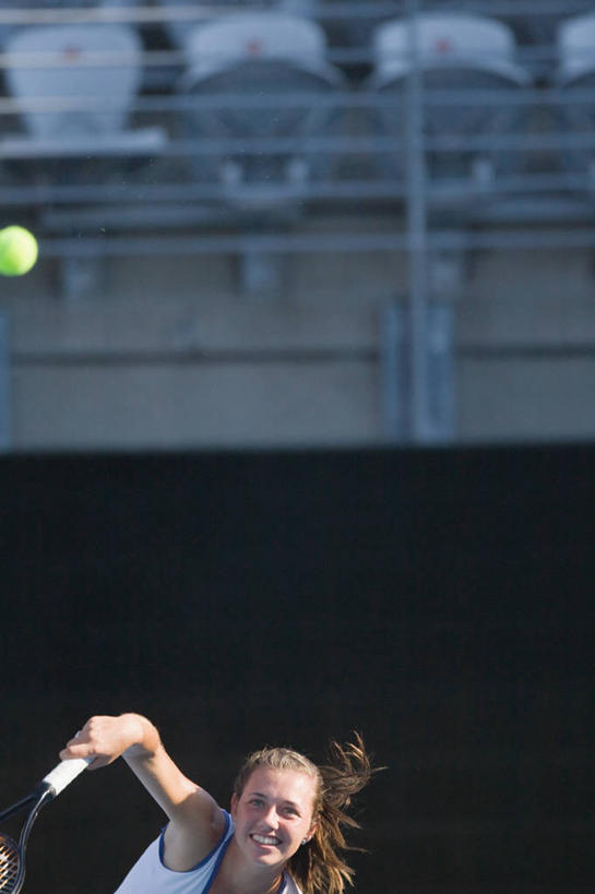 西方人,一个人,运动员,体育馆,运动场,举,竖图,室外,白天,正面,运动服,锻炼,快乐,比赛,运动,竞争,网球,欧洲,欧洲人,仅一个年轻女性,仅一个女性,仅一个人,阴影,服装,光线,网球拍,影子,看台,球拍,网球装备,网球运动员,注视,娱乐,运动器械,体育场,座位,一个,衣服,阳光,观察,看,托,休闲,健身器械,击打,服饰,单个,观看,察看,体育运动,衣着,穿着,关注,健身器材,运动馆,衣饰,坐位,体育,网球比赛,网球赛,网球运动,年轻女性,女人,女性,白种人,体育运动员,运动选手,举起,举手,举着,向上举,向上伸,向上托,半身,彩图,健身,运动器材,运动装