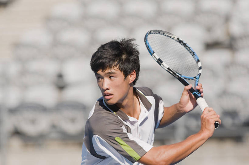 东方人,一个人,运动员,站,横图,室外,白天,正面,运动服,锻炼,快乐,比赛,运动,竞争,亚洲,仅一个男性,仅一个人,握,阴影,服装,朦胧,模糊,光线,影子,球场,网球场,看台,网球运动员,扭头,注视,黄种人,娱乐,场地,座位,仅一个年轻男性,衣服,阳光,观察,看,站着,转头,休闲,握着,服饰,观看,舞动,察看,挥舞,体育运动,衣着,穿着,关注,衣饰,坐位,体育,网球比赛,网球赛,男人,男性,年轻男性,亚洲人,体育运动员,运动选手,站立,半身,彩图,健身,网球场地,运动装