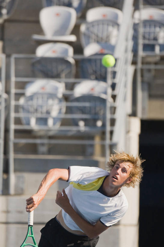 西方人,一个人,运动员,栏杆,竖图,室外,白天,正面,运动服,锻炼,快乐,比赛,运动,竞争,网球,欧洲,欧洲人,仅一个男性,仅一个人,握,阴影,服装,朦胧,模糊,光线,网球拍,影子,围栏,看台,球拍,网球装备,网球运动员,注视,娱乐,运动器械,护栏,座位,仅一个年轻男性,衣服,阳光,观察,看,休闲,健身器械,击打,握着,服饰,观看,察看,体育运动,衣着,穿着,关注,健身器材,衣饰,坐位,体育,网球比赛,网球赛,网球运动,男人,男性,年轻男性,白种人,体育运动员,运动选手,抛,扔,半身,彩图,健身,运动器材,运动装