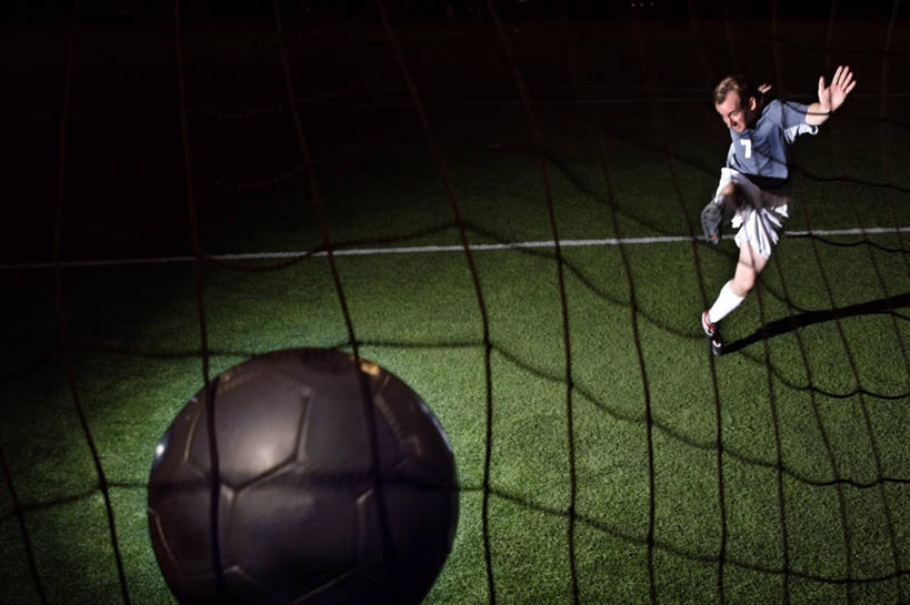 西方人,一个人,运动员,足球场,横图,室外,夜晚,正面,运动服,足球,草地,草坪,植物,欧洲,欧洲人,仅一个男性,仅一个人,奔驰,阴影,服装,光线,球门,影子,灯光,足球装备,足球运动员,注视,运动器械,草,仅一个年轻男性,衣服,绿色,奔跑,观察,看,踢球,健身器械,服饰,观看,察看,衣着,穿着,关注,健身器材,绿茵场,蹴鞠,衣饰,足球运动,男人,男性,年轻男性,白种人,体育运动员,运动选手,彩图,全身,足球比赛场地,运动器材,运动装