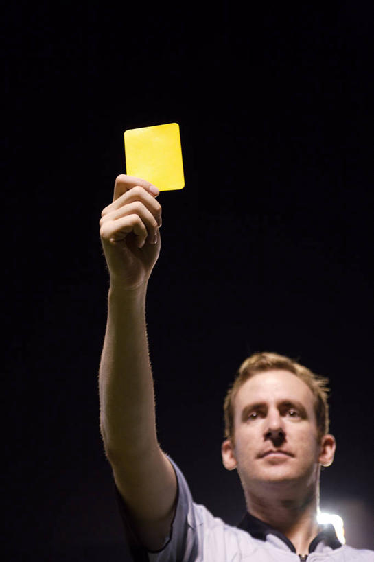 西方人,一个人,站,举,竖图,室外,夜晚,仰视,运动服,照明,欧洲,欧洲人,仅一个男性,仅一个人,仅一个中年男性,裁判,握,阴影,服装,光线,影子,灯光,黄牌,警告,拿,拿着,注视,灯,衣服,灯具,观察,看,托,站着,射灯,警示,握着,服饰,观看,禁止,照亮,提醒,察看,衣着,照明设备,穿着,关注,提示,限制,惩罚,违规,犯规,衣饰,裁判员,评判员,危险,男人,男性,中年男性,白种人,举起,举手,举着,向上举,向上伸,向上托,站立,半身,彩图,低角度拍摄,领导者,组织者,运动装