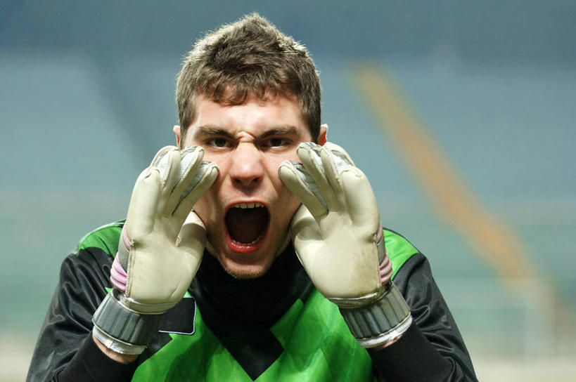 西方人,一个人,运动员,足球场,站,横图,室外,夜晚,正面,运动服,安全,欧洲,欧洲人,仅一个男性,仅一个人,阴影,服装,朦胧,模糊,光线,影子,看台,灯光,防护,足球运动员,注视,座位,仅一个年轻男性,衣服,手套,观察,看,站着,张嘴,遮,遮掩,服饰,观看,保护,察看,掩盖,遮挡,衣着,穿着,关注,呐喊,保险,张大嘴巴,遮盖,保全,周全,安稳,安定,防护手套,掩饰,衣饰,叫嚷,呼吁,叫嚣,坐位,平安,男人,男性,年轻男性,白种人,张开嘴,体育运动员,运动选手,站立,半身,彩图,足球比赛场地,运动装