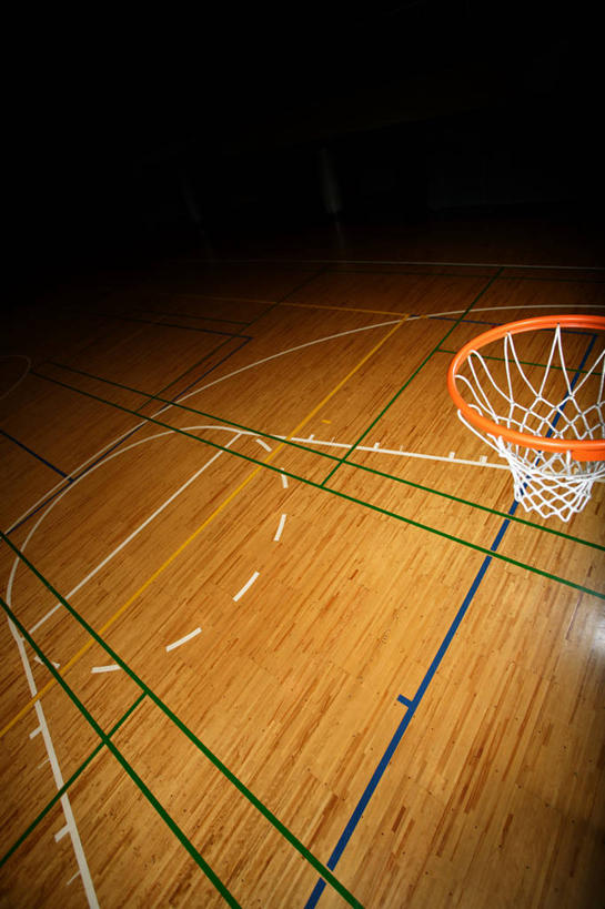 无人,竖图,俯视,室内,白天,地板,阴影,反射,篮球框,影子,篮球场,球场,地面,场地,木地板,一个,篮球网,单个,篮球板,彩图,高角度拍摄,篮球场地