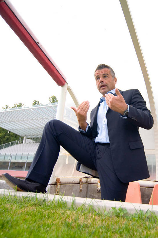 西方人,一个人,足球场,坐,说,竖图,室外,白天,仰视,衬衫,西装,讨论,草地,草坪,植物,欧洲,欧洲人,仅一个男性,仅一个人,仅一个中年男性,套装,正装,领带,注视,职业装,座位,草,绿色,观察,看,教练,观看,察看,象征,庄重,关注,身份,绿茵场,正式,地位,交流,男人,男性,中年男性,白种人,沟通,讲话,交谈,商讨,说话,谈话,坐着,彩图,低角度拍摄,全身,衬衣,足球比赛场地,教练员,教练者